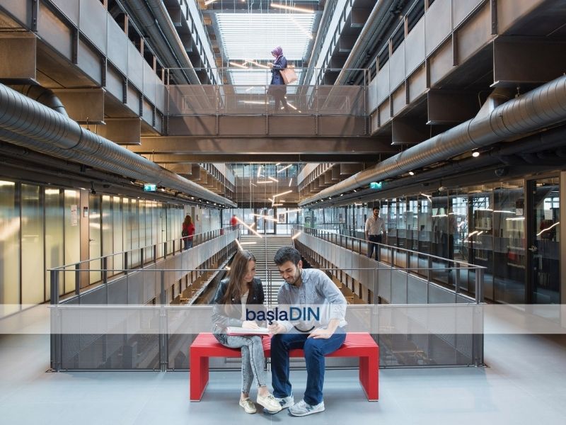 Abdullah Gül Üniversitesi'nin tarihi dokuyu koruyan modern Sümer Kampüsü'nden bir görünüm.