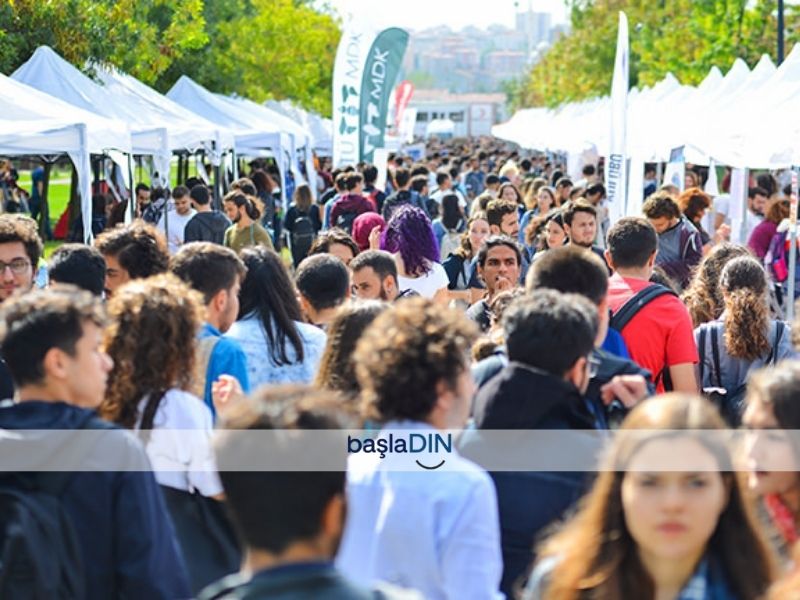 İTÜ'de düzenlenen büyük ölçekli bir kariyer fuarında öğrenci-şirket buluşması