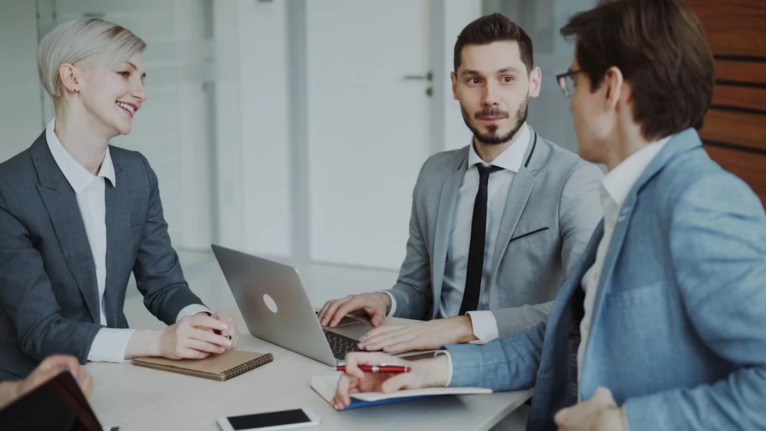 Kariyer planlama stratejileri ile hazırlanan modern bir ofis ortamı