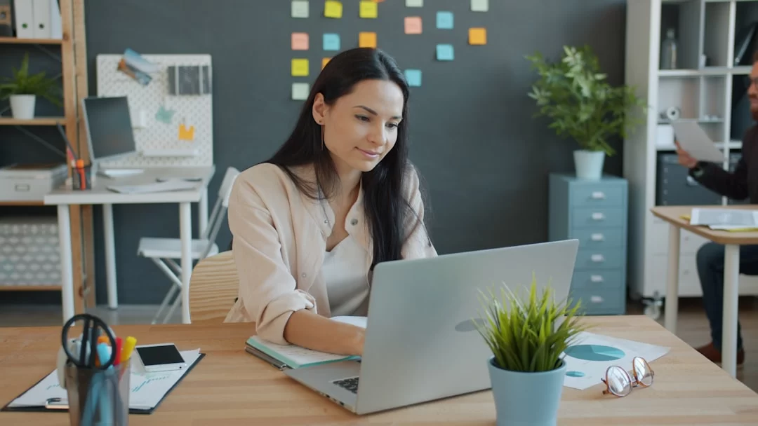 Kariyer planlama stratejileri ile hedeflerine ulaşan profesyonel